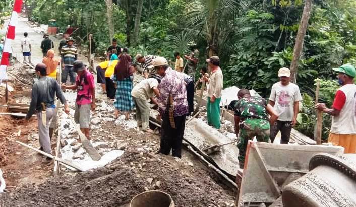 Serunya Ketika Mak-Mak Bantu Ngecor Jalan TMMD