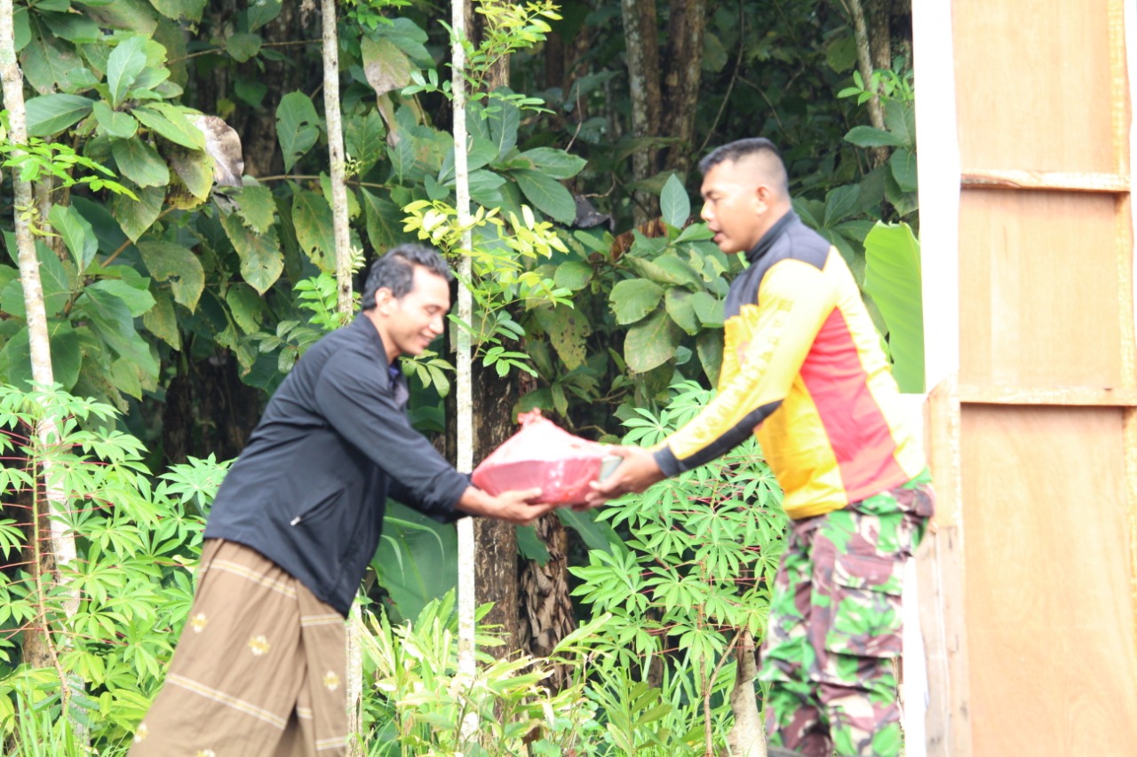 Keikhlasan warga Pandansari Berikan Makanan Untuk satgas TMMD