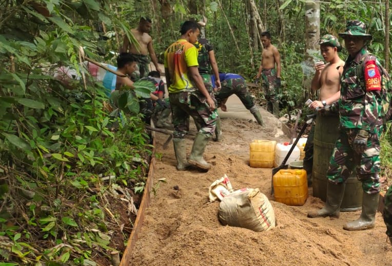 ANGGOTA SATGAS TMMD REG KE 108 DAN WARGA TERUSLAH MELAWAN LELAH KARENA ITU AKAN MEMBAWA KEBAHAGIAAN