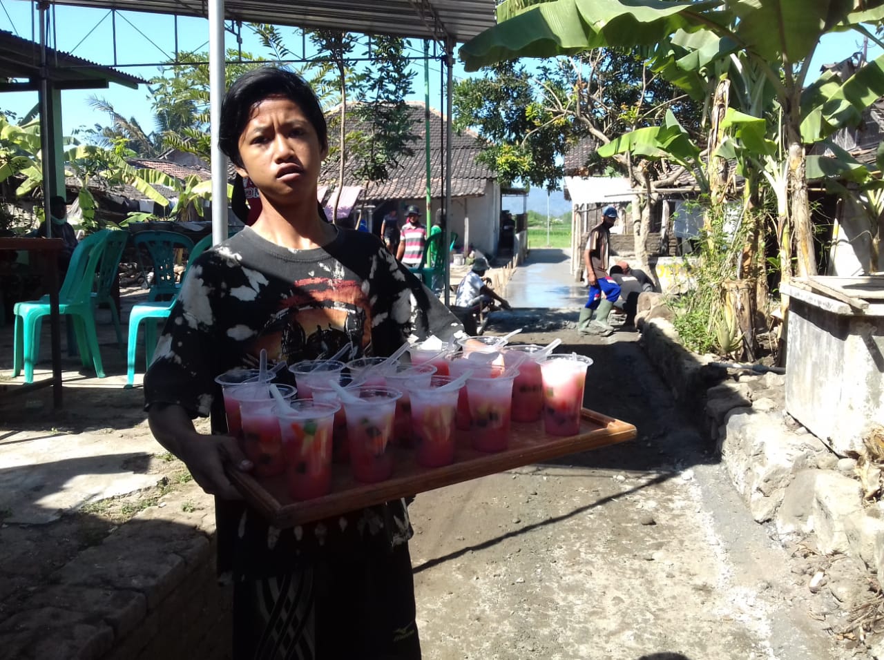 Suguhan Es Buah Pelepas Dahaga Untuk Satgas TMMD Kodim Bantul