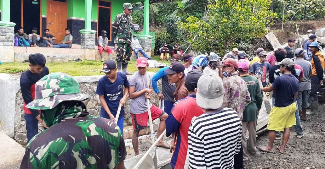 TNI Terus Pantau Warga Yang Tengah Ngecor Jalan TMMD