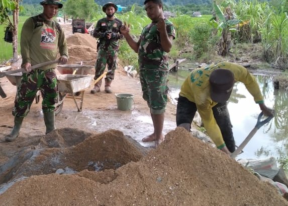 ANGGOTA SATGAS TMMD REG KE-108 GESIT DALAM MENGADON SEMEN