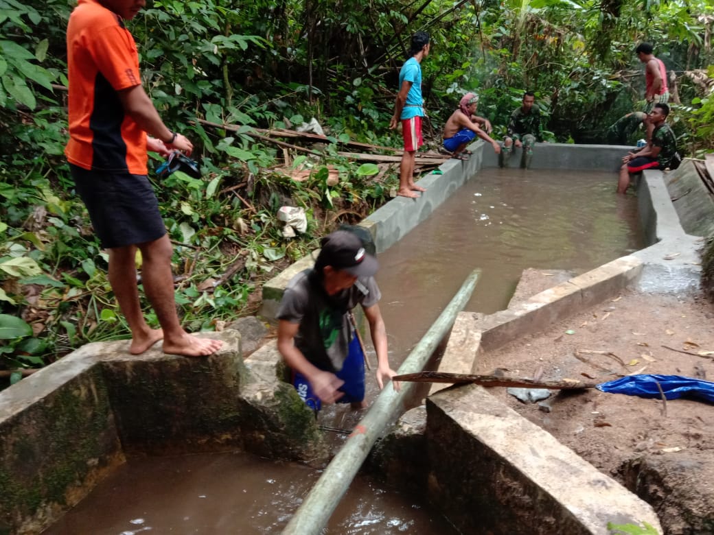 ANGGOTA SATGAS TMMD REG KE-108 DENGAN WARGA SELALU BEKERJA SAMA