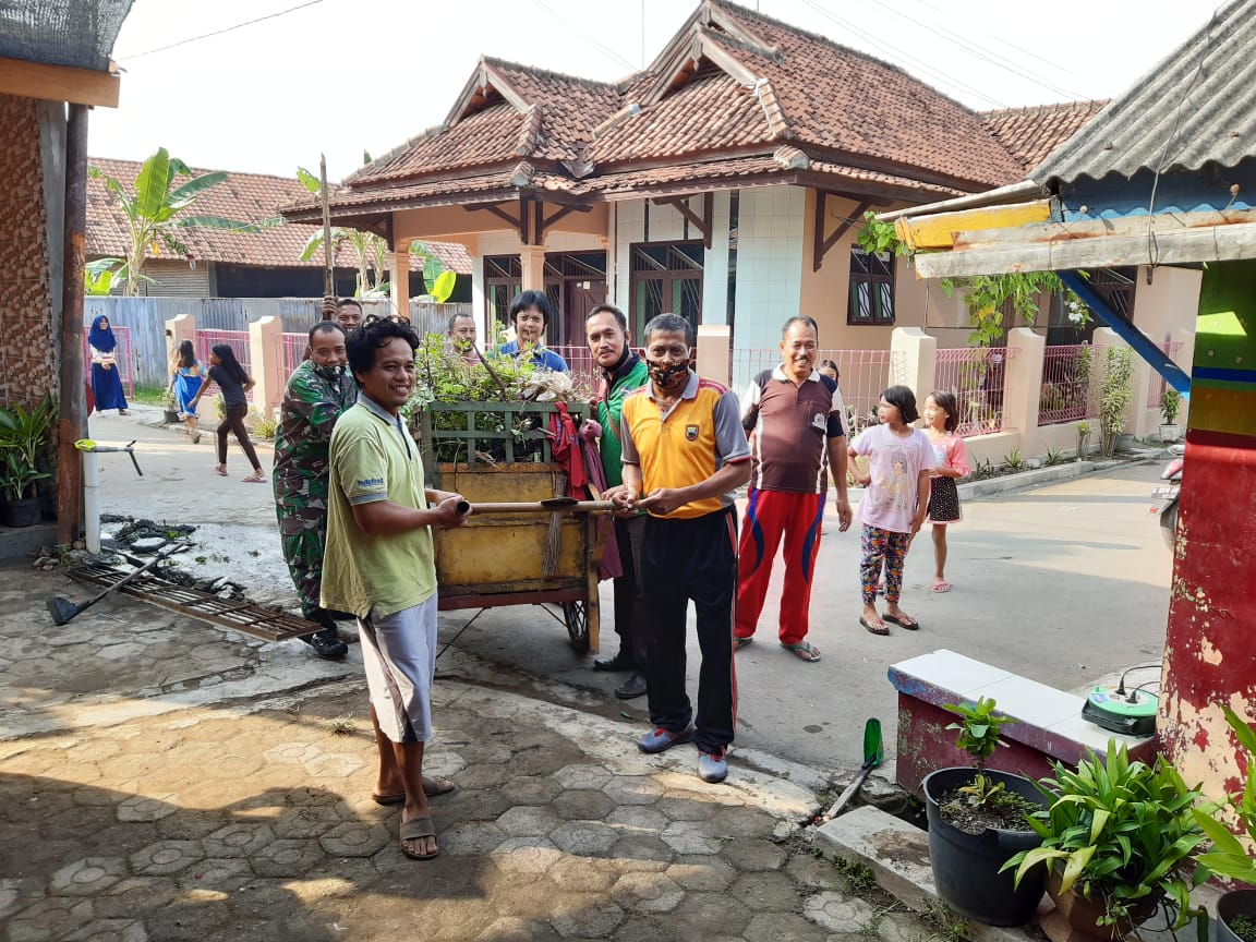 Dalam Rangka Jumat Bersih, Babinsa Bersama Warga Pringrejo Giatkan Kerja Bakti