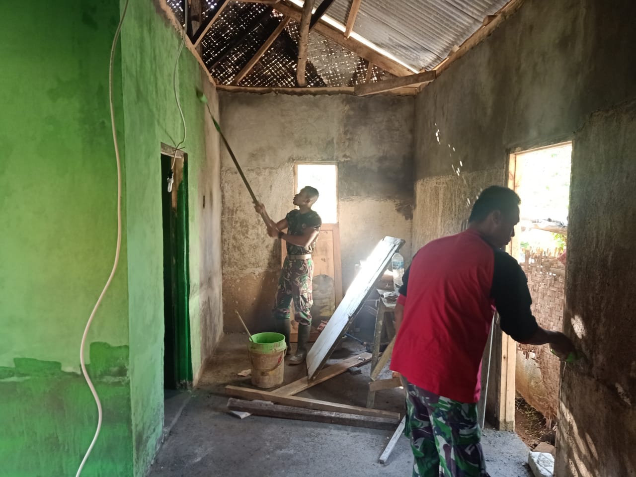 Pengecatan Rutilahu oleh Satgas TMMD, Memperindah Rumah