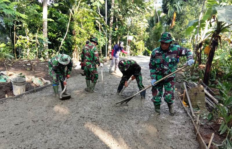Tenaga Ahli Masih Setia Merapikan Cor Jalan TMMD Reguler Banyumas