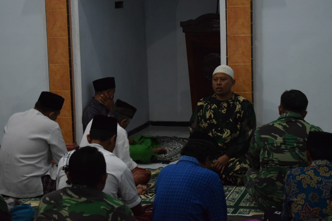 Jamaah Shalat Perhatikan Tausiah dengan Khusuk