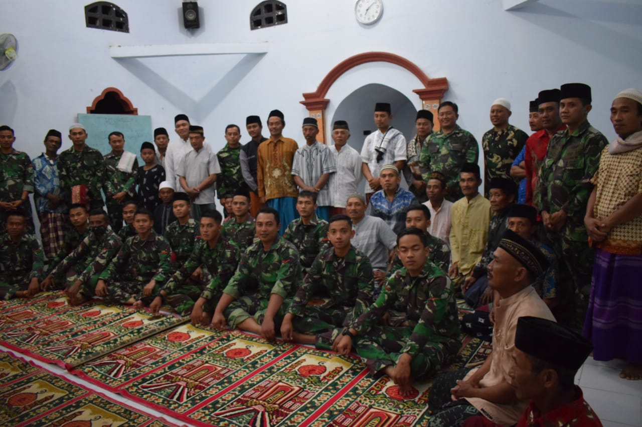 Inilah Bukti Nyata Kebersamaan Para Satgas TMMD Bersama Warga Ngepoh
