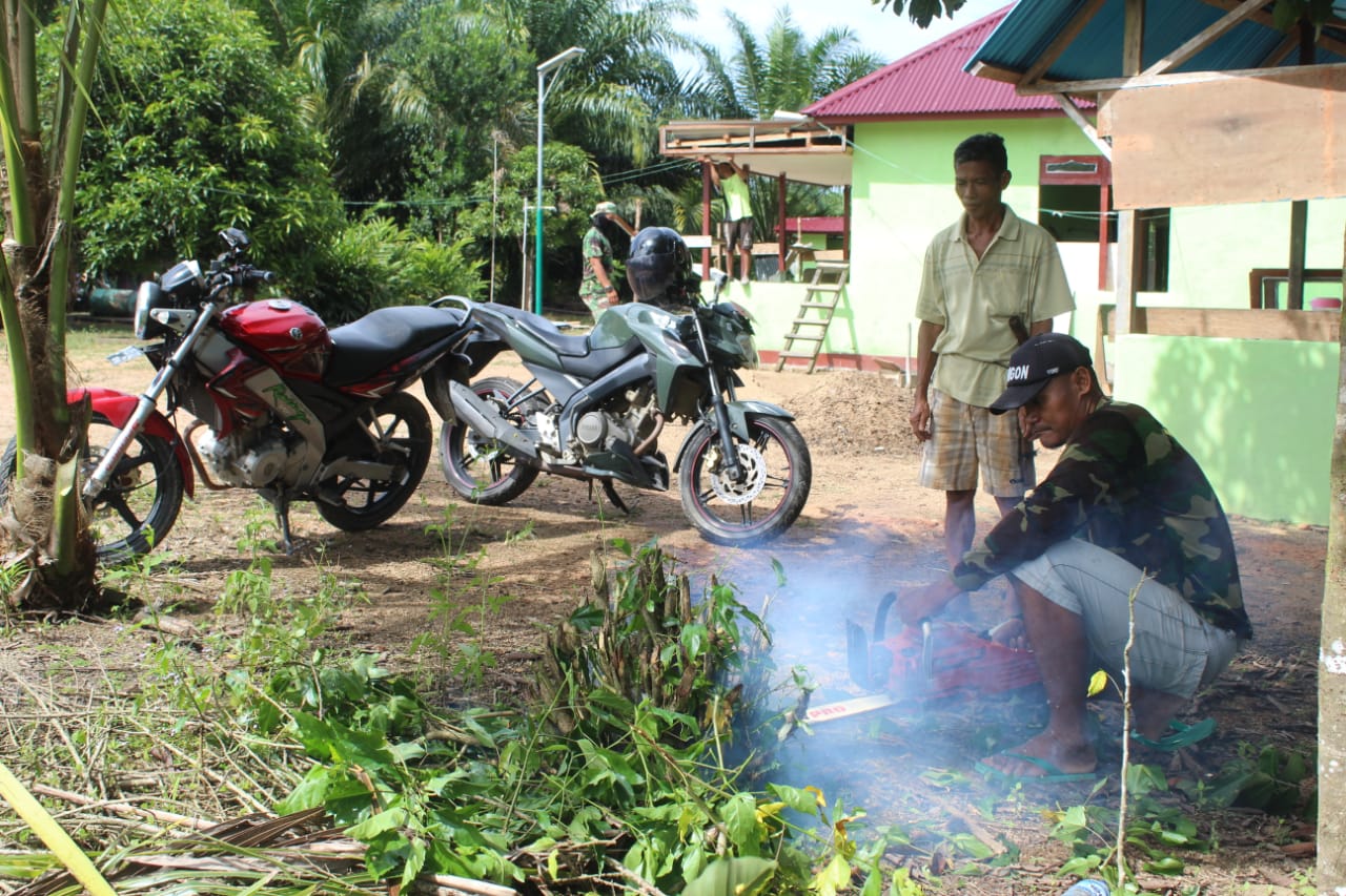 SATGAS TMMD REG KE-108 KODIM 1203/KETAPANG MEMBANTU MERINGAKAN PEKERJAAN WARGA