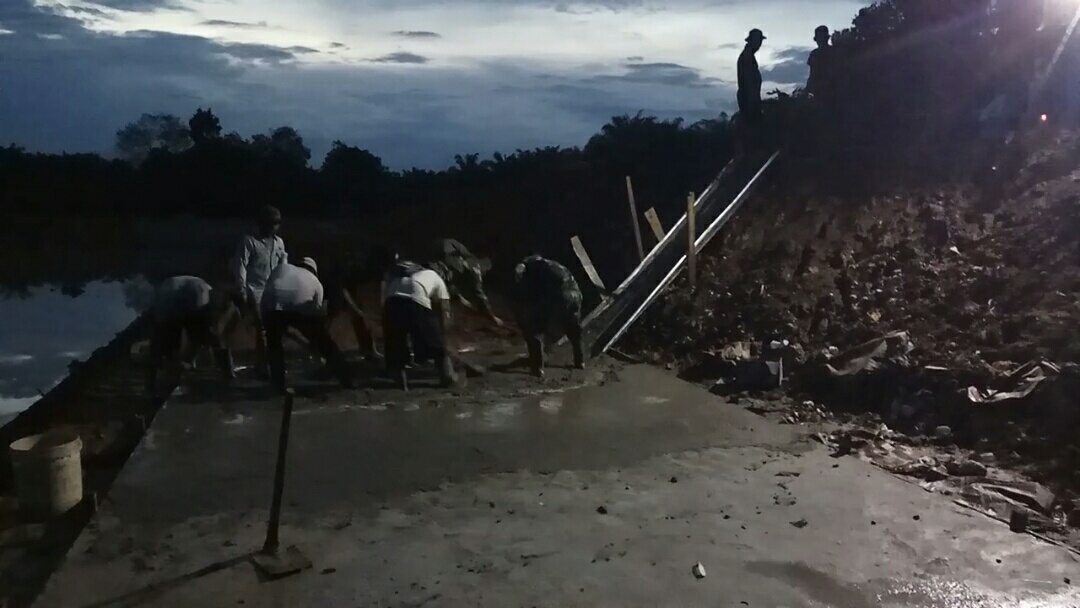 ANGGOTA TMMD DAN WARGA DESA MELANJUTKAN PEKERJA AN JALAN BIBIR EMBUNG HINGGA MALAM HARI