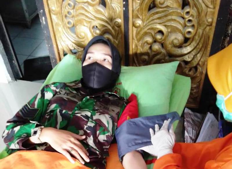 Di Sela-sela Kesibukan TMMD Reguler, Babinsa Kowad Kodim Banyumas Donor Darah