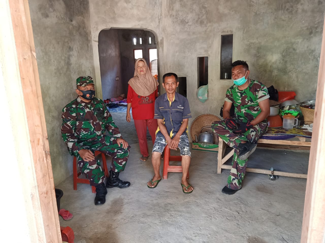 Istirahat Siang, Prajurit TNI Sering Diundang Ke Rumah Warga Sekitar Lokasi TMMD Ke-108 Kodim 0605/Subang