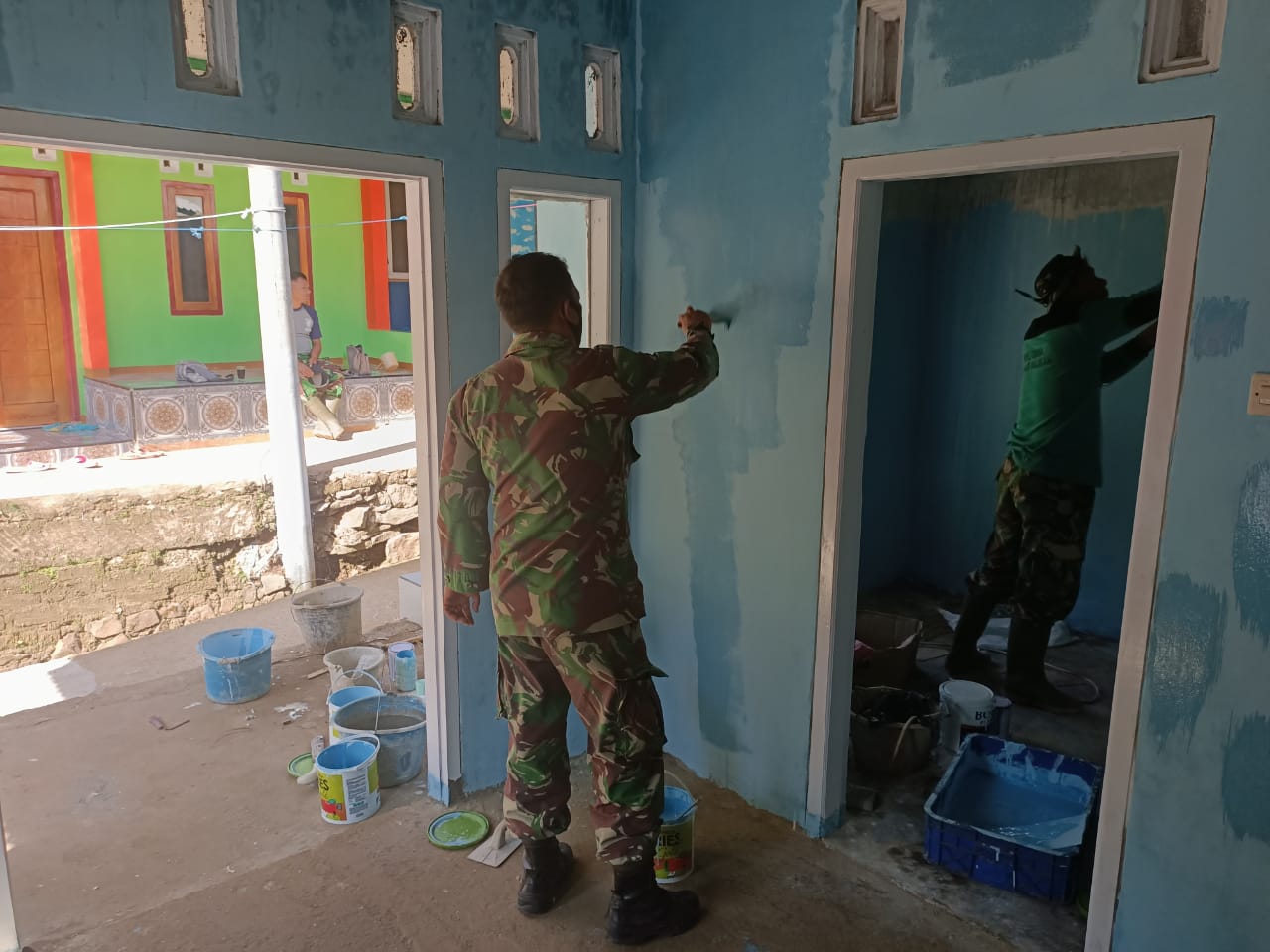 Dengan Alat Sederhana, Satgas TMMD Ke-108 Semangat Mengecat Dinding Rumah Asep Yadi
