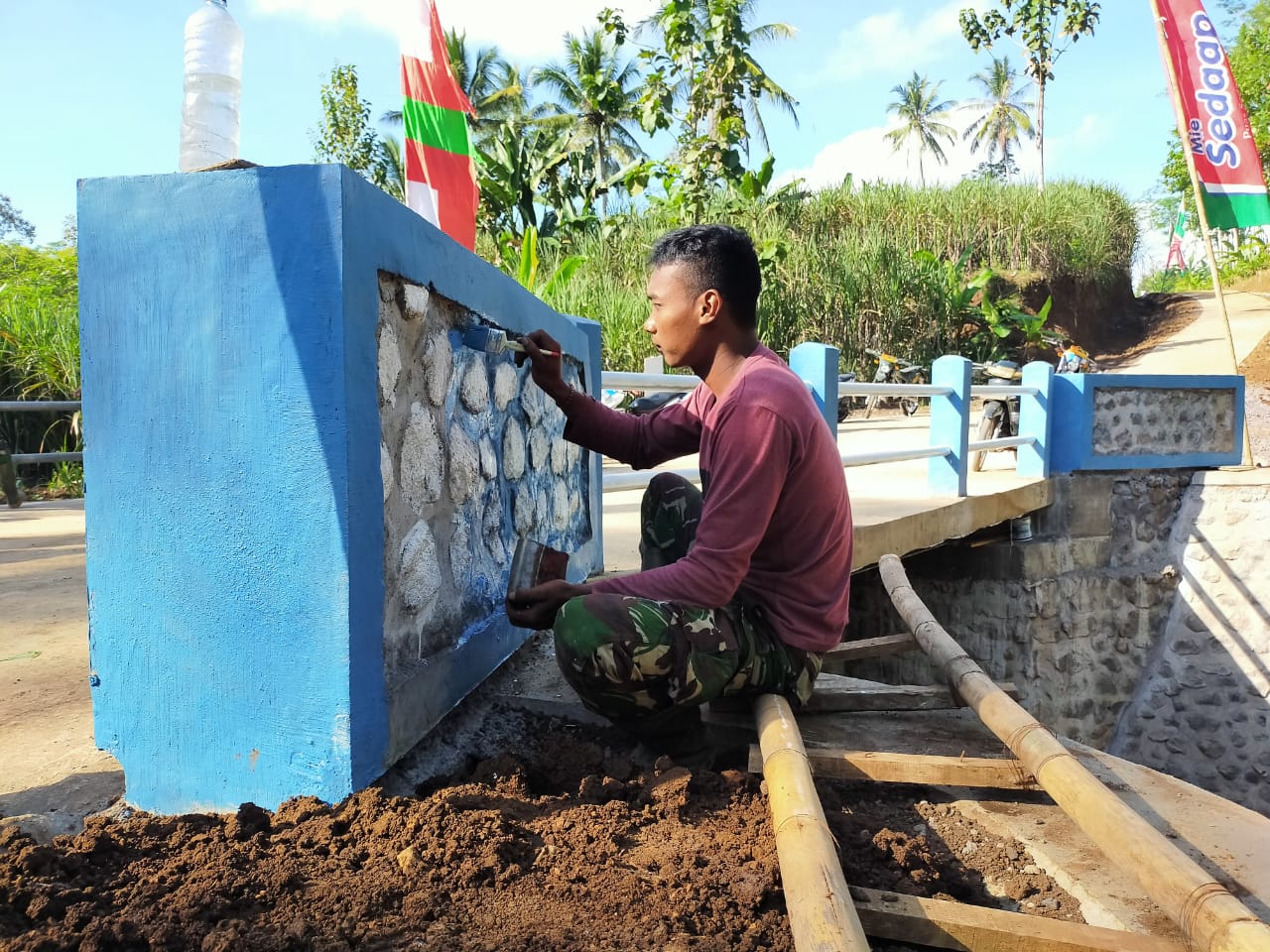 Tahap Akhir, Satgas TMMD Lakukan Pengecatan Jembatan Akses Tembus Dua Dusun
