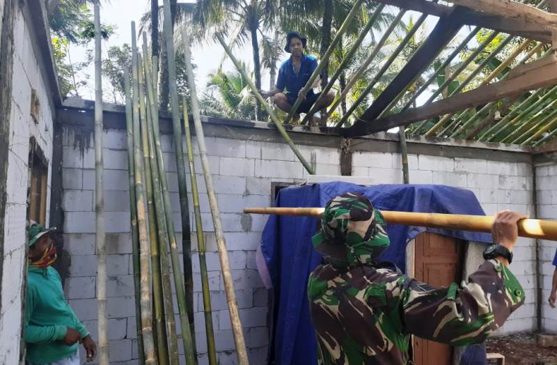Perkembangan Rehab RTLH TMMD Banyumas Milik Tarsim, Pasang Reng Usuk