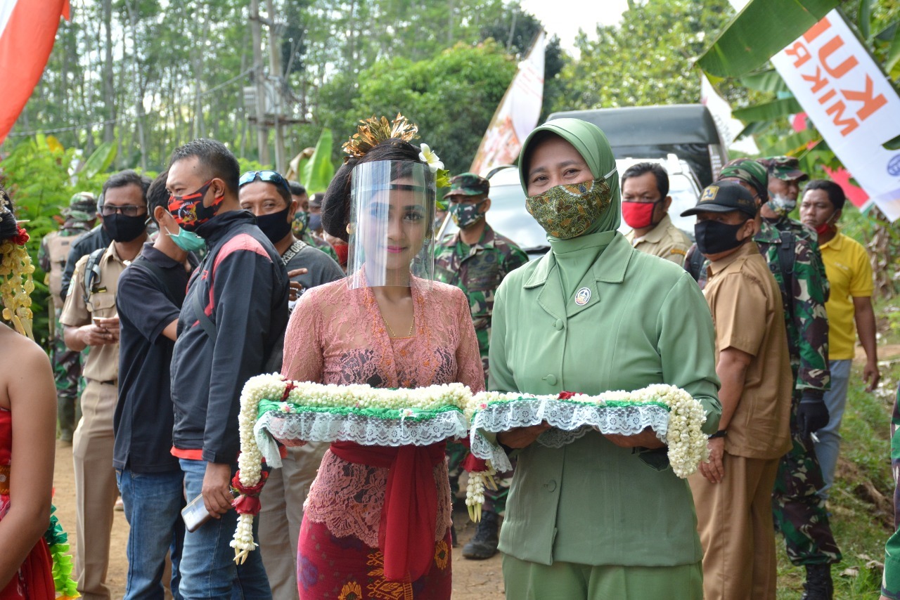 Sambut Pangdam V/Brawijaya Penari Gunakan Face Shield