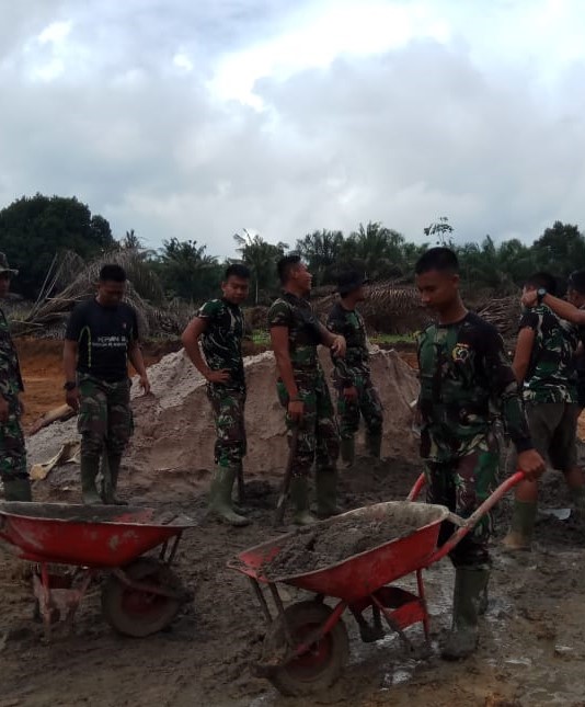 TMMD Balai Riam Campuran Semen Dan Batu siap Diolah sampai Akhir penugasan