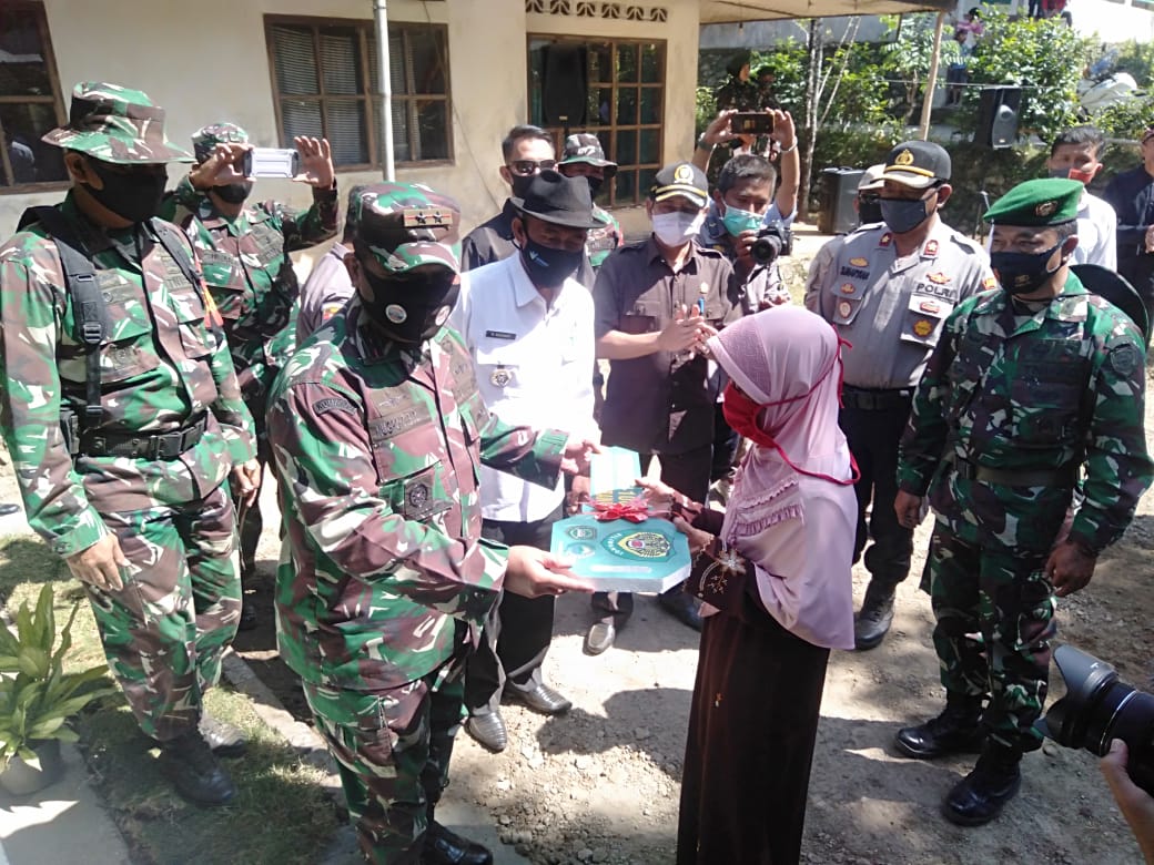 Pangdam III/Siliwangi Tinjau Rutilahu Mak Nemah Hasil Karya TMMD Ke-108 Kodim 0605/Subang