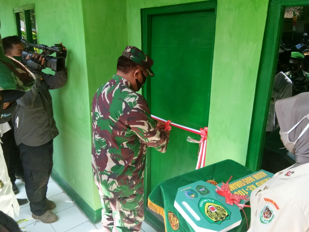 Tutup TMMD Kodim 0605/Subang, Pangdam III/Slw Gunting Pita Rumah Sasaran yang Direhab