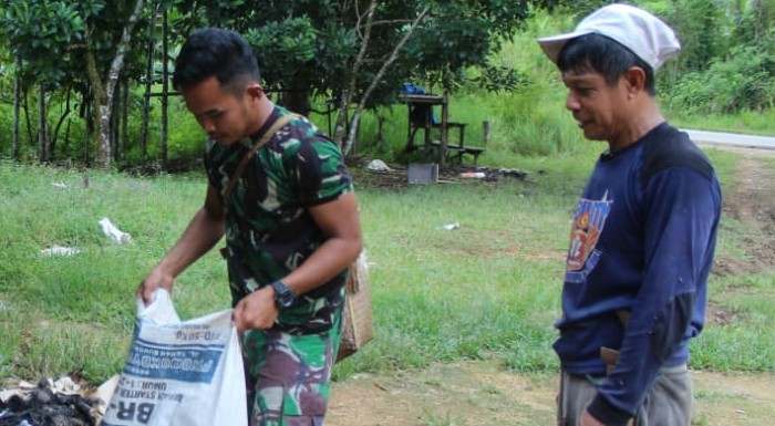 SATGAS TMMD REGULER KE-108 KODIM 1203/KETAPANG PERPISAHAN MAKAN SIANG BERSAMA WARGA