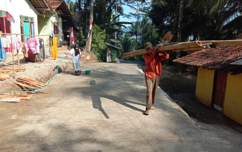 Kini Mudah Angkut Bambu Berkat Jalan TMMD Reguler Banyumas