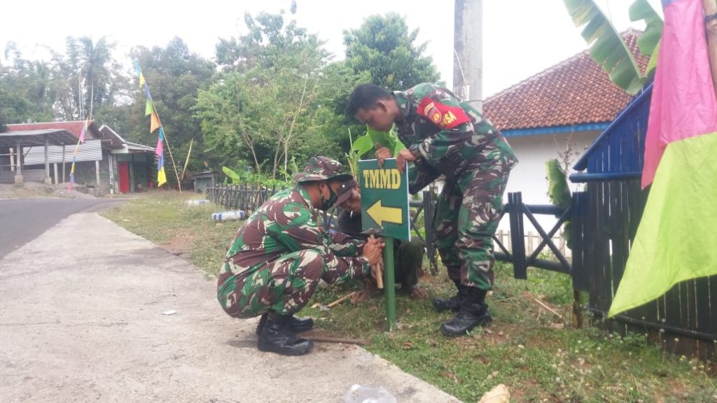 Babinsa Mudahkan Satgas Menuju Lokasi TMMD Reguler ke 109 Kodim 0727 Karanganyar