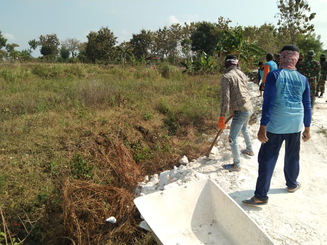 Semangat, Satgas TMMD Bersama Warga Bawa pedel Untuk Berem Jalan