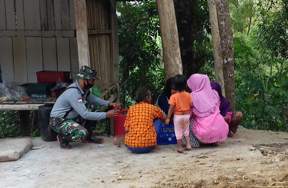 SELALU BERIKAN YANG TERBAIK, SATGAS TMMD 109 KODIM PURWOREJO BANTU IBU-IBU CUCI PIRING