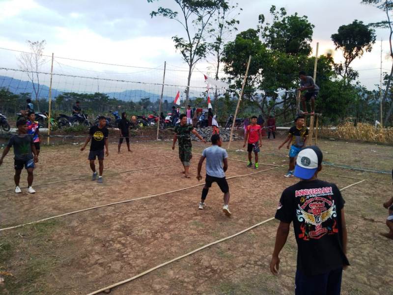 TNI dan Warga Kalinusu Brebes Makin Bersahabat Dengan Bola Volly