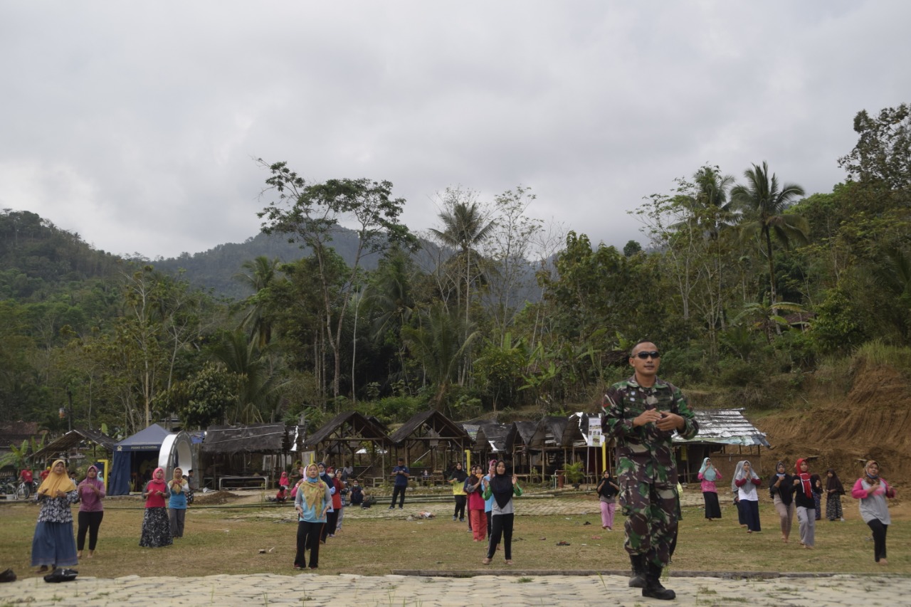 Satgas TMMD Reguler 109 Kodim Purworejo Ajarkan Senam Maumere