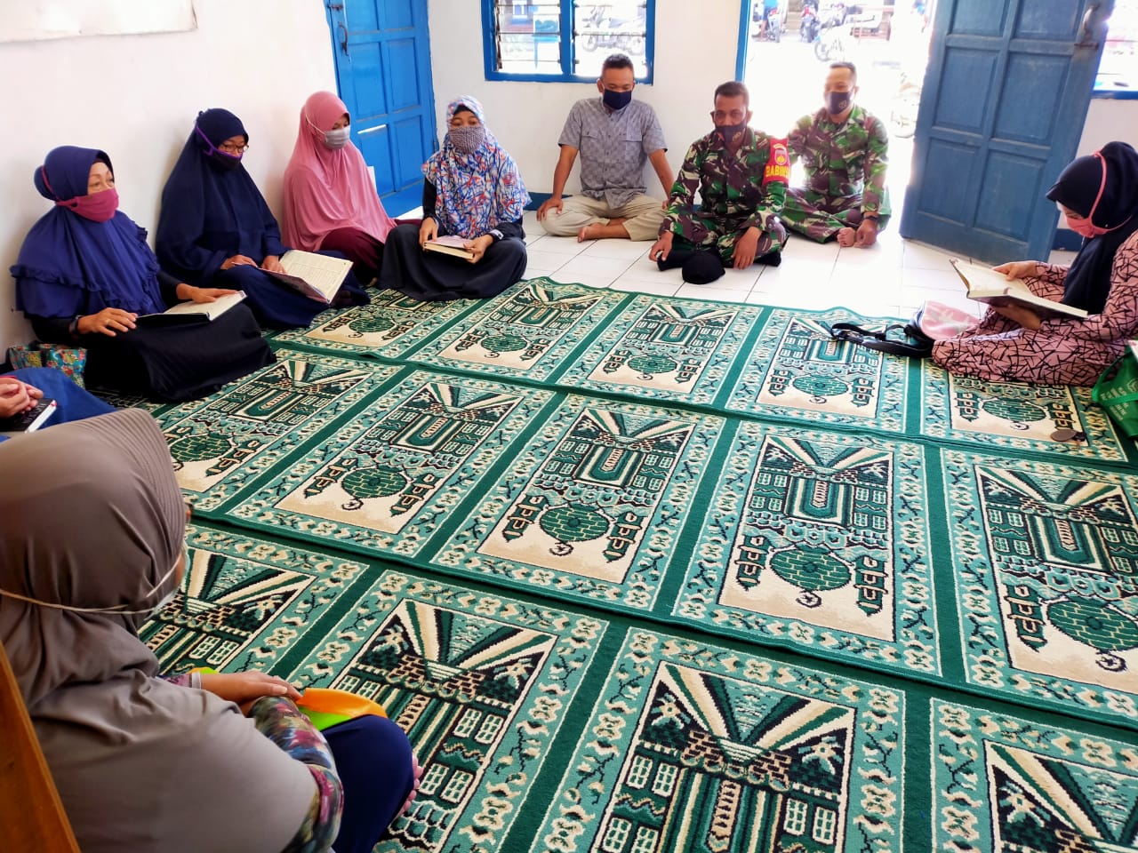 Mahir Baca Al-Quran, Satgas TMMD 109 Ikuti Pengajian Di Mushola Desa