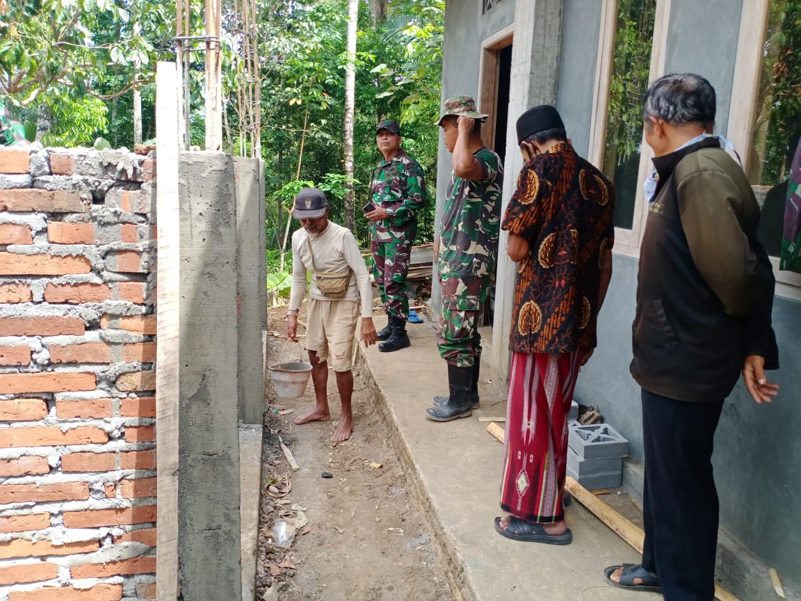 KAPTEN ARM TURSUTRISNO PANTAU LANGSUNG PEMBANGUNAN TEMPAT WUDLU DAN WC MASJID TIBAN SEDAYU