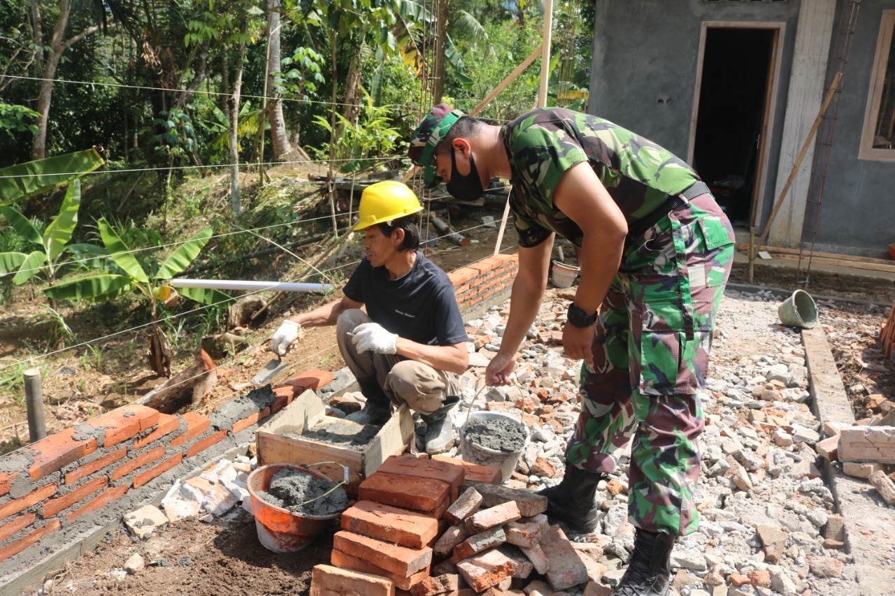 Prajurit Satgas TMMD dan warga bangun tempat wudhu