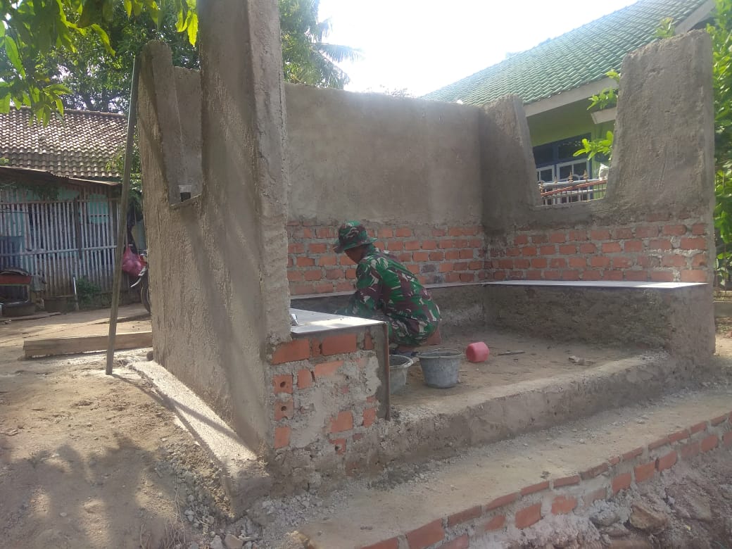 PEMBANGUNAN POS KAMLING TR. 07 KODIM 0410/KBL BERASAMA MASYARAKAT MELAKSANAKAN PEMBANGUNAN POS KAMLING DI LOKASI TMMD 109