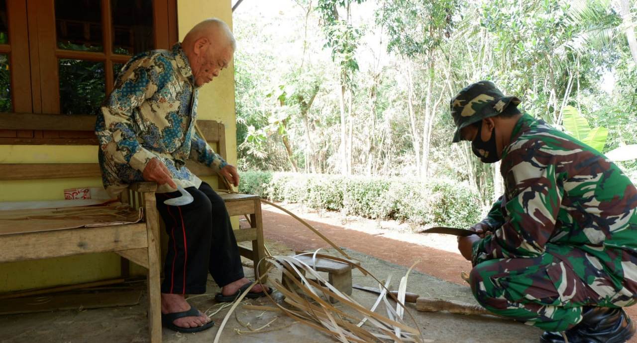Mulia, Sertu Indro Rajin Bantu Warga Jatiwarno