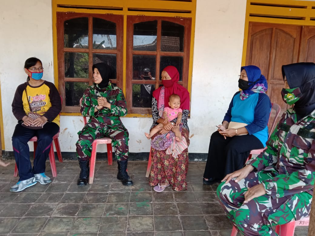 Peltu (K) Yuni Berikan Motivasi kepada Warga Yang Anaknya Bercita-cita Menjadi Anggota TNI