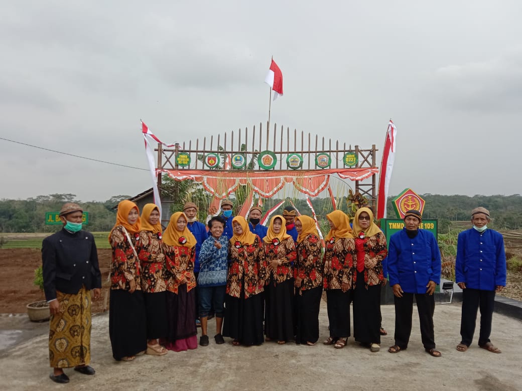 Foto Bersama Dijalan Bakti Juang TMMD 109 Karanganyar