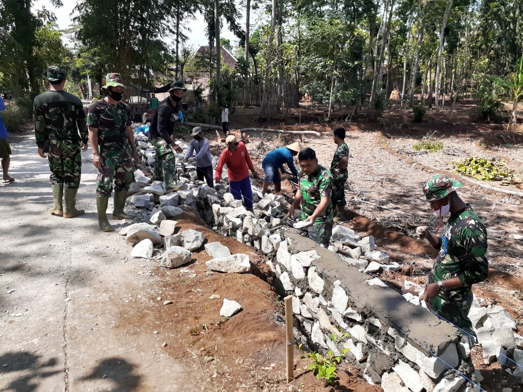 Satgas TMMD Reg 109 Karanganyar Kerjakan Talud Dusun Sonosari