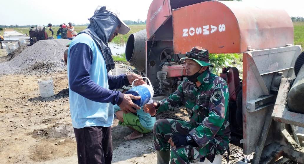 Tidak Diragukan, Tali Persaudaraan Satgas TMMD dan Warga Begitu Erat