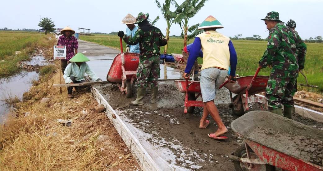 Terus Bahu Membahu di Pengecoran Jalan TMMD