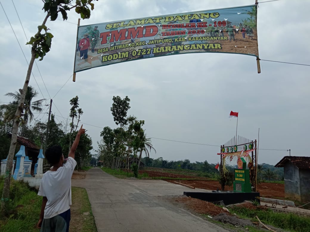 Untuk Kenang kenal Spanduk TMMD Karanganyar Tidak Akan Kami Lepas