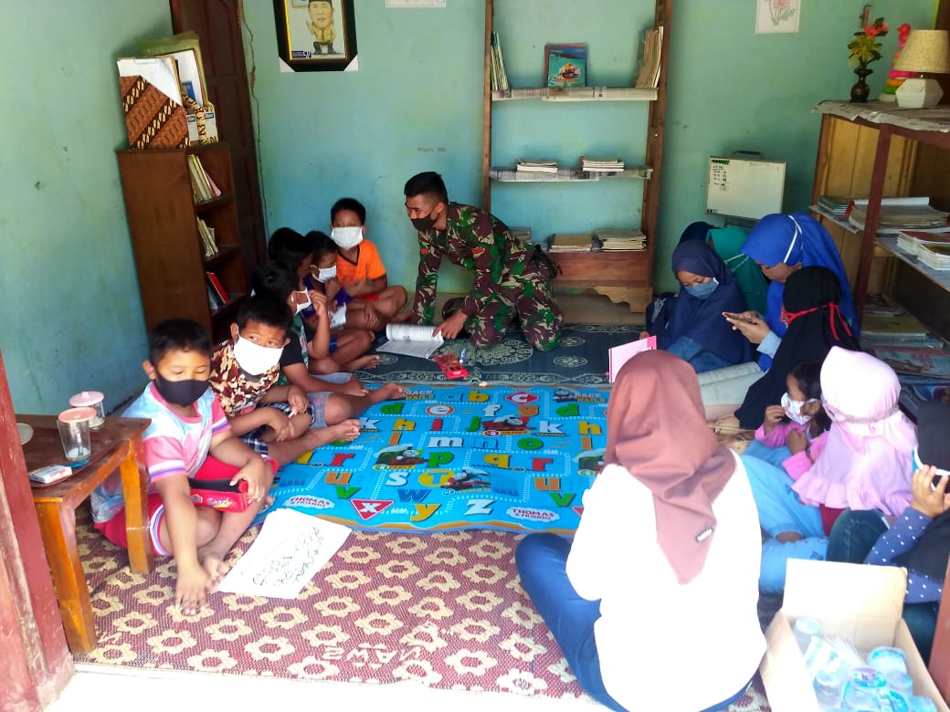 Anggota Satgas TMMD Reguler 109 Berikan Bimbel Kepada Anak-anak