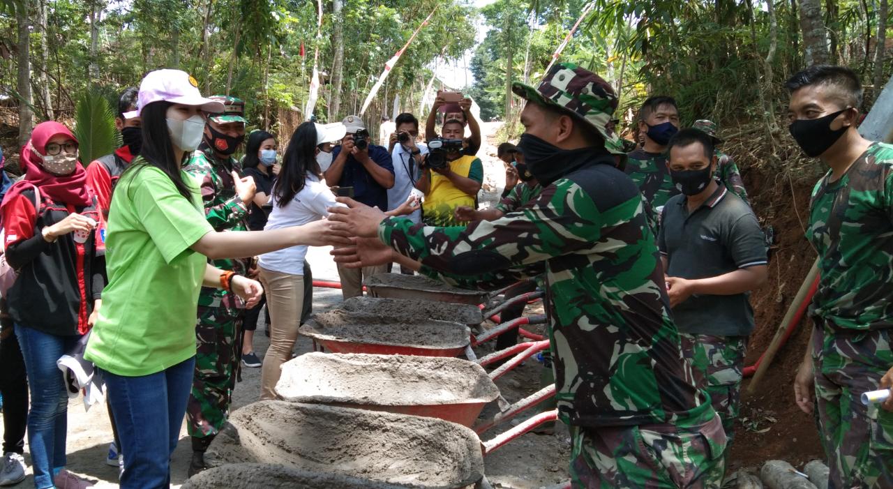Apresiasi TNI dan Warga, Ijo Organik Bagikan Susu Segar di Area TMMD Karanganyar