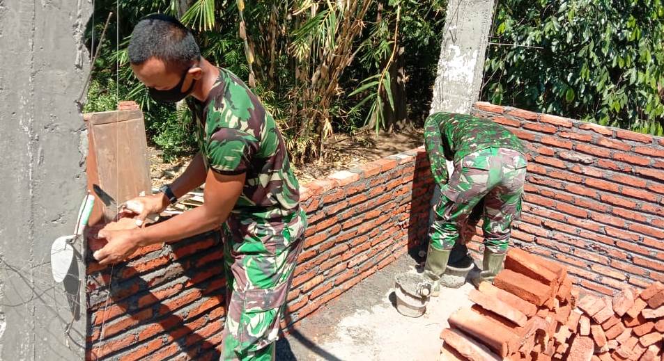Rehab Rumah Hanik, TNI Satgas Mulai Pasang Bata Dinding