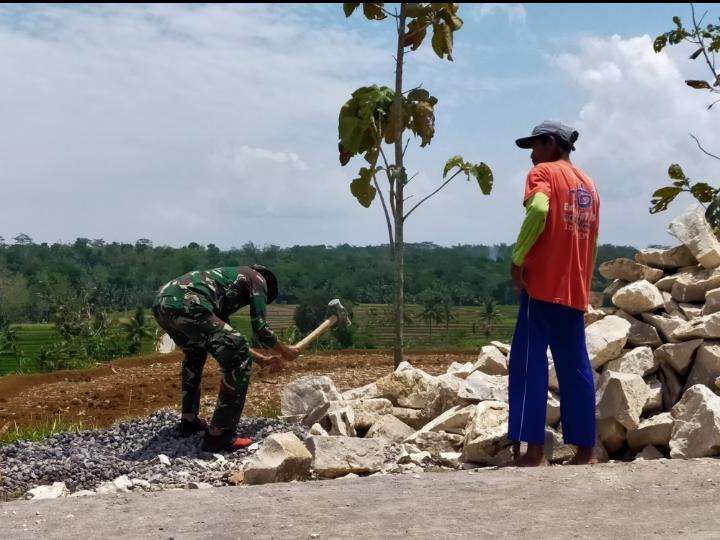 Pratu vincen Anggota TMMD 109 Karanganyar Sang pemecah Batu Dari Yonif Raider 408/Suhbrastha.