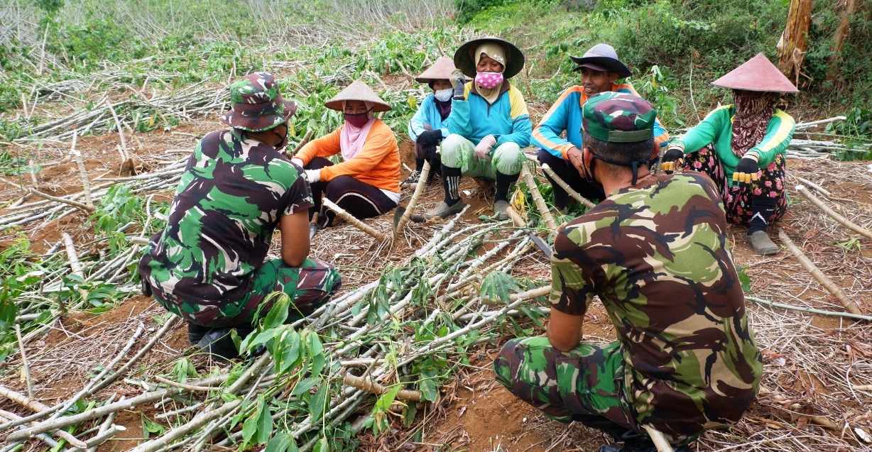 Santai Bersama di Kebun Singkong Bersama Satgas TMMD 109 Karanganyar