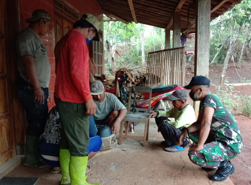 Keakraban Antara Satgas TMMD Reg 109 kodim Karanganyar Dengan Warga Jatiwarno Membekas Hingga Kini