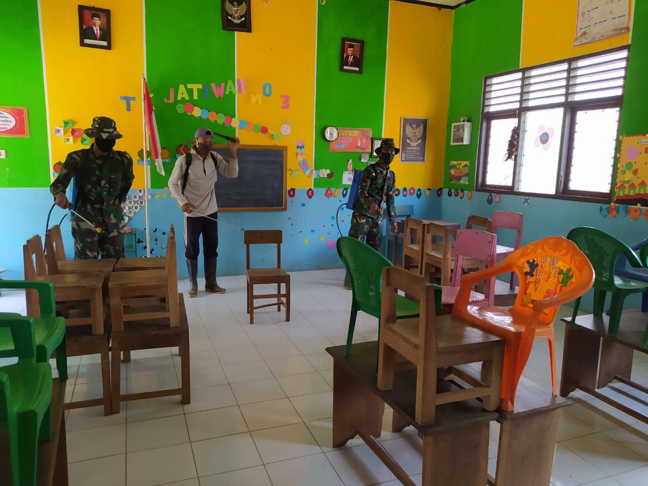 Tim Medis TMMD Reg 109 Bagi Suplemen kepada Anggota Satgas TMMD dan Warga Jatiwarno