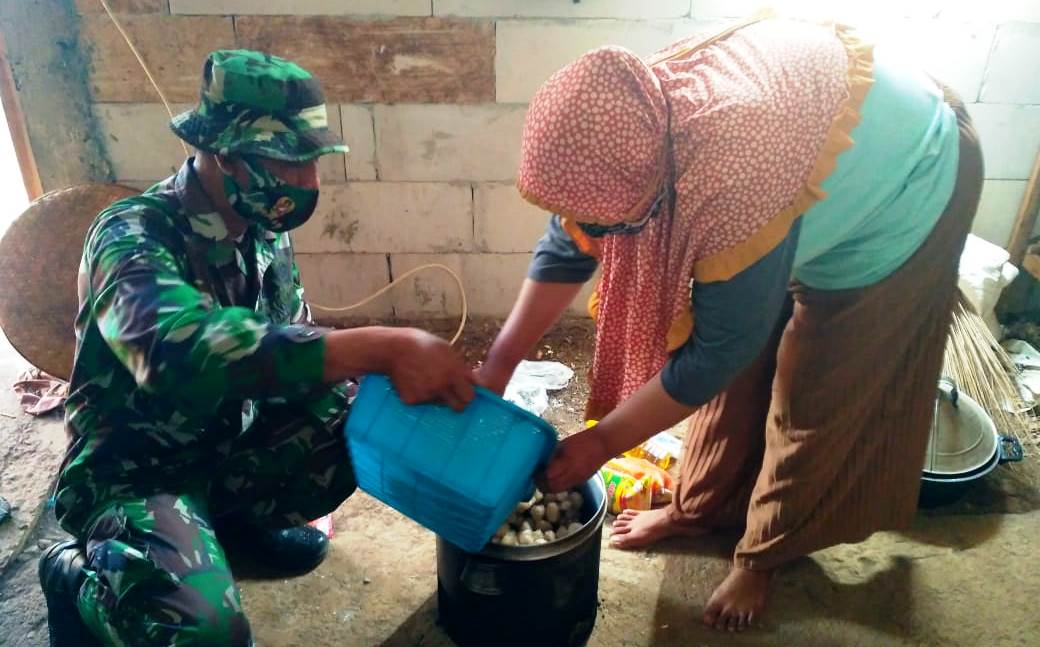 Pedagang Cilok Keliling Rasakan Berkah TMMD 109 Karanganyar
