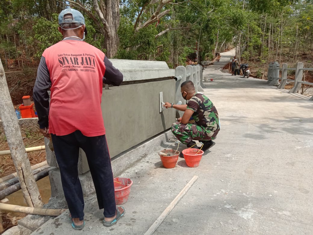 Semangat Anggota Satgas Dan Warga Segera Selesaikan Jembatan Desa Jatiwarno